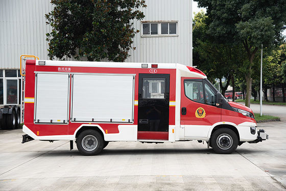 Camion de pompiers QUOTIDIEN d'IVECO petit avec des outils de réservoir et de délivrance de l'eau 3000L