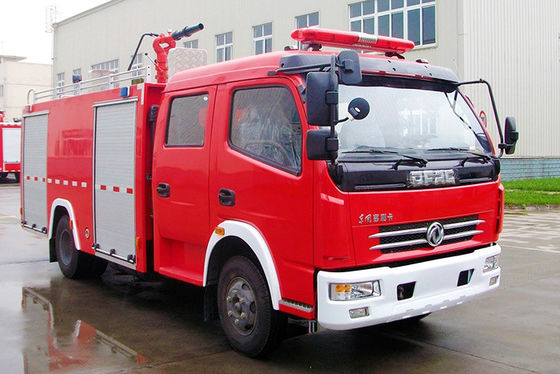 Petit camion de pompiers de Dongfeng avec le réservoir de l'eau 3500L et la double cabine de rangée