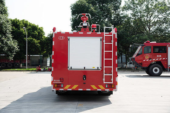 Camion de pompiers spécial chimique sec de poudre d'ISUZU 4000Kgs avec la cabine de rangée de Doube