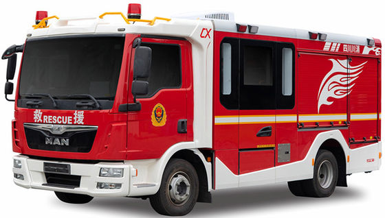 Petits camion de lutte contre l'incendie d'HOMME et offre de mousse avec 8 sapeurs-pompiers
