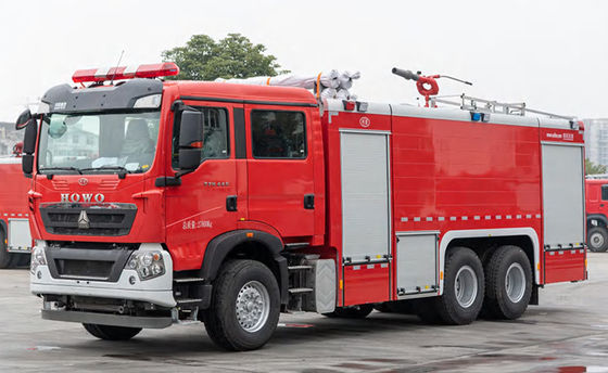 Pompe à incendie industrielle de Sinotruk HOWO 12000L avec 6 sapeurs-pompiers